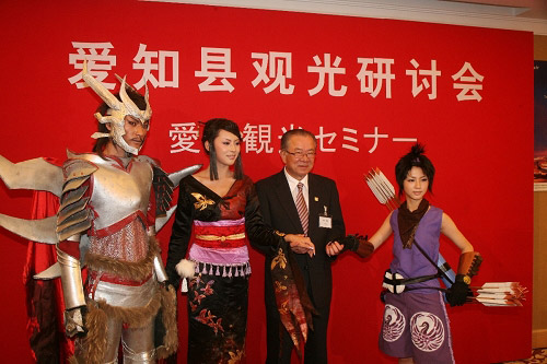 爱知县知事神田真秋和中国Cosplayer亲切合影
