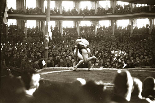 日本在二战战败后举行的第一场大相扑比赛（1945年11月16日）。观众席中有不少美军干部。（来源：朝日新闻）