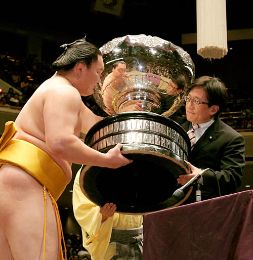 横纲白鹏接过内阁总理大臣奖杯(来源:朝日新闻)