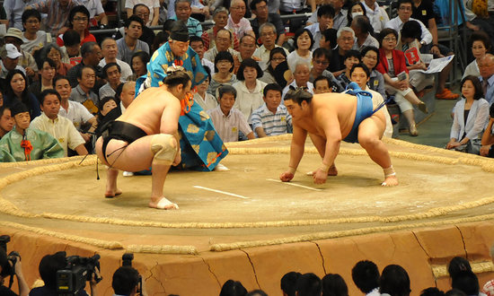 相扑有啥好看的？为什么在日本备受推崇？