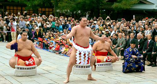 在岛根县的出云大社，横纲白鹏表演相扑入场仪式。( 来源：朝日新闻）