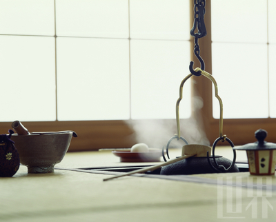 “佛法存于茶汤”,历代日本茶道大师们都竭力从喝茶中捕捉人生的禅机佛法