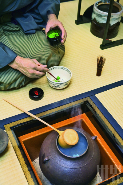 日本茶道的过程繁杂而漫长,让参与者沉浸其中而能体味其中的深意