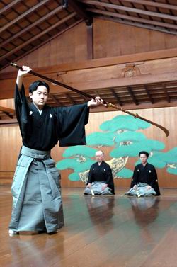 日本能剧艺术大师坂井音重的弟子在东京表演能剧。