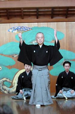 日本能剧艺术大师坂井音重在东京表演能剧。