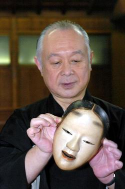 日本能剧艺术大师坂井音重在东京展示面具。能剧的道具包括戏装、头饰和面具等，其中面具本身就是一件艺术品。