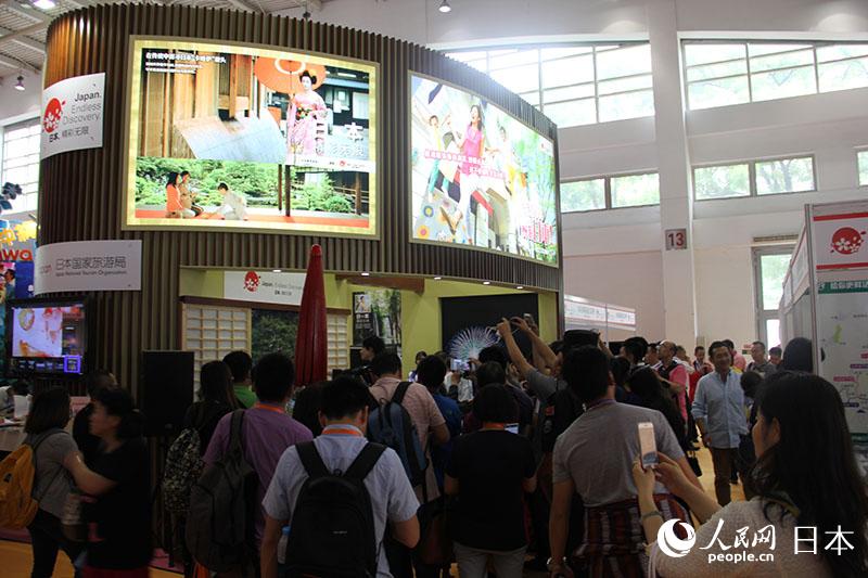 游客观看日本国家旅游局展区的茶道表演