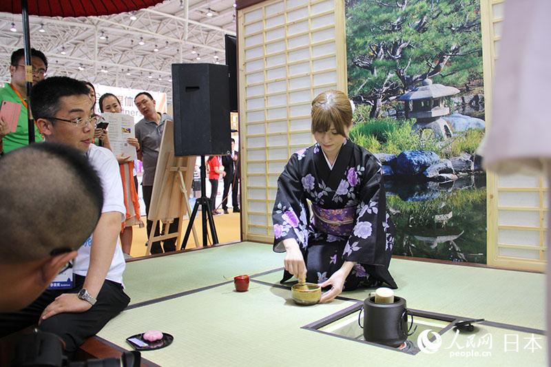日本国家旅游局展区的茶道表演