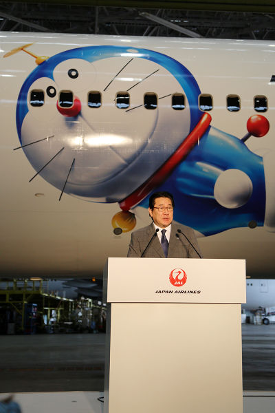 日本航空社长植木义晴宣布“哆啦A梦号”首航。