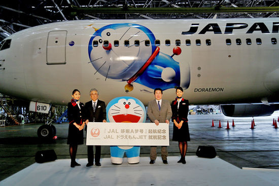 首航仪式上，日本航空社长植木义晴与藤子·F·不二雄制作公司社长伊藤善章合影留念。