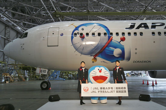 首航仪式上，日本航空空姐代表与哆啦A梦合影。