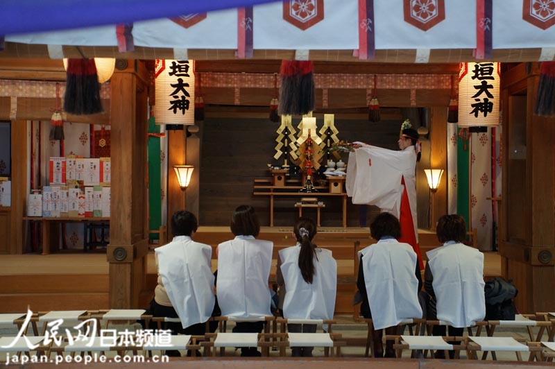 巫女在为祭拜人员举行祈愿法事