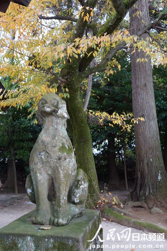 神社出口处的石狮像